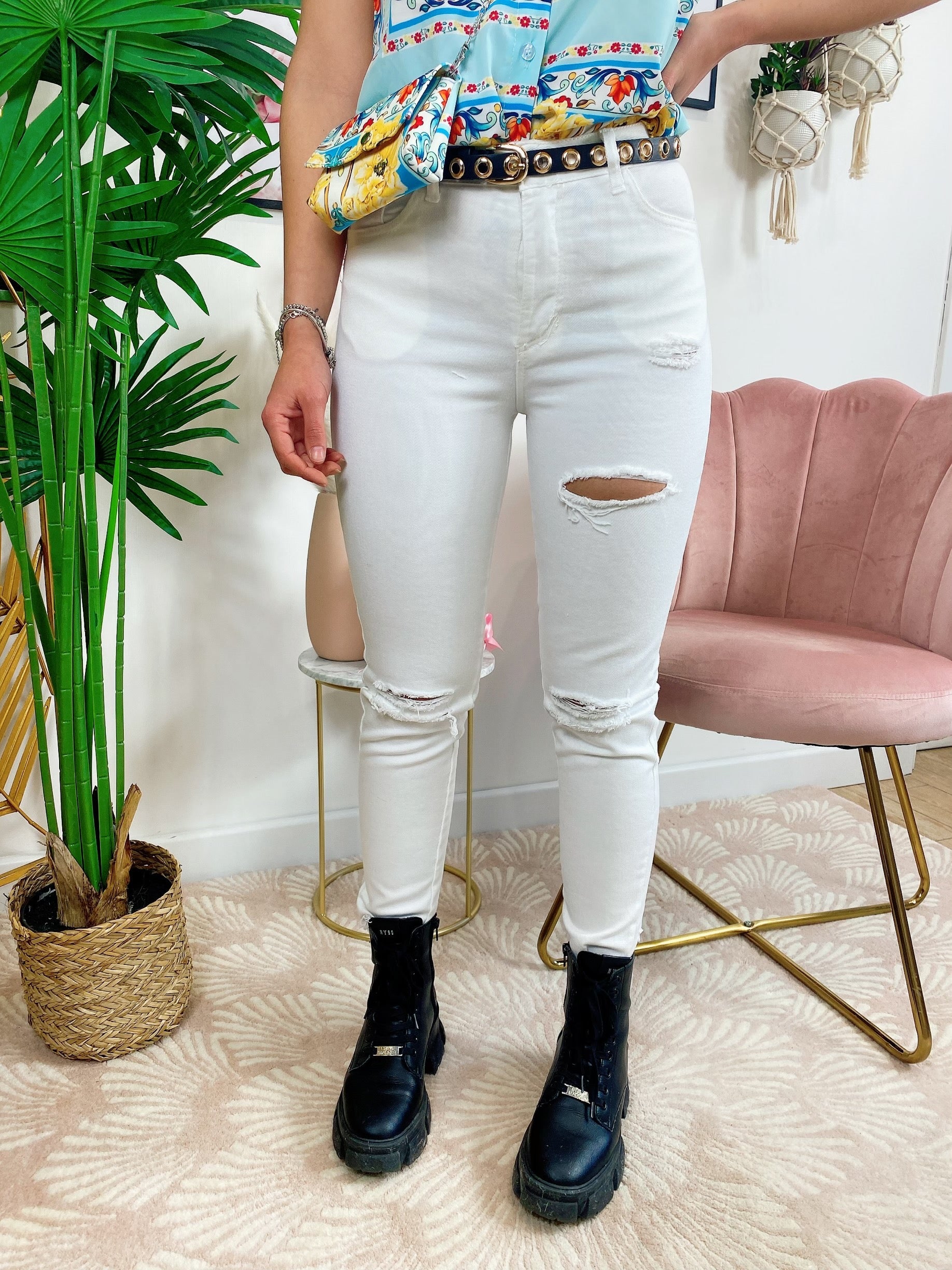 Jeans bianco con strappo sul lato B