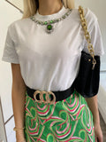 T-shirt con gioiello al collo verde