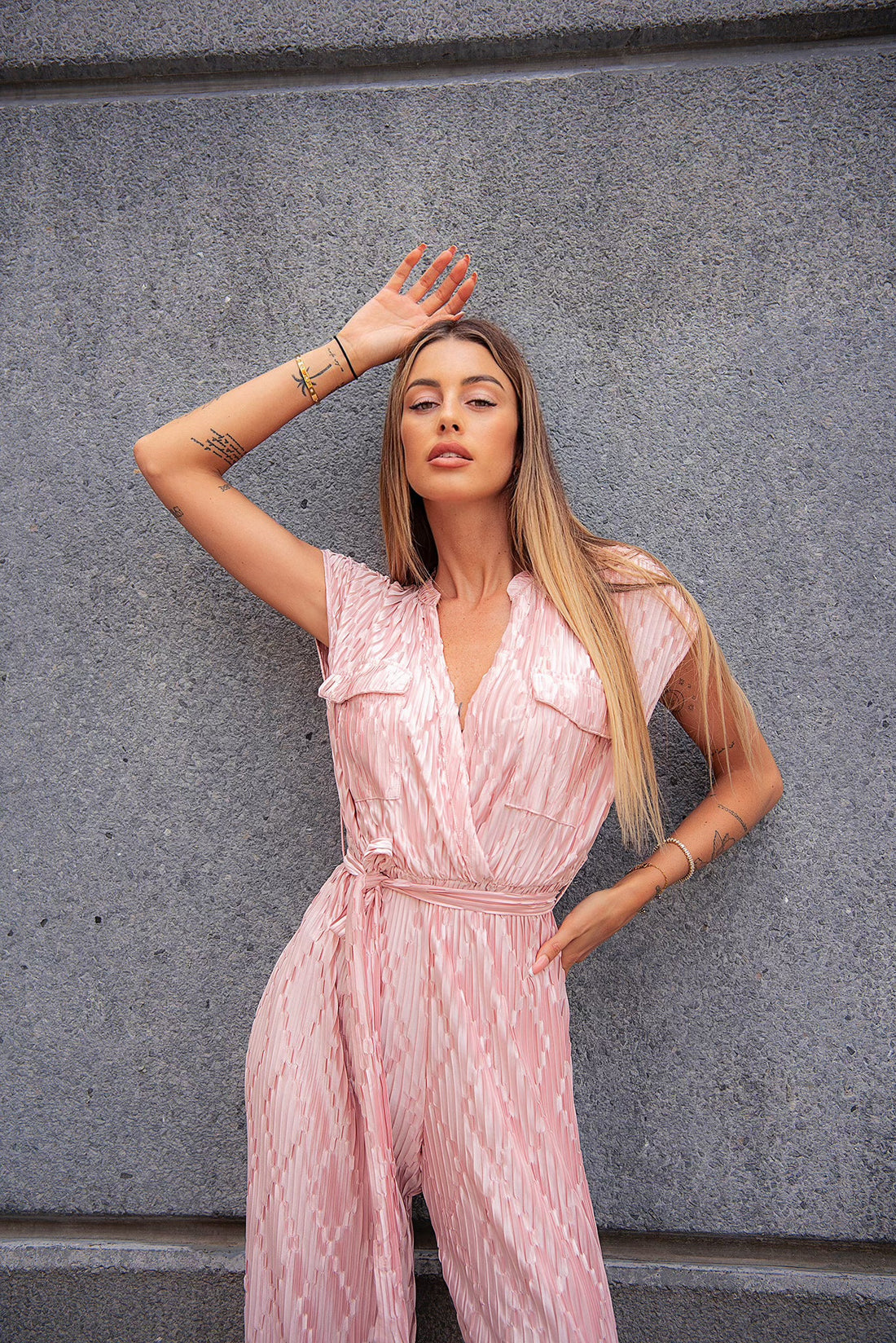 Tuta plissè rosa con cintina