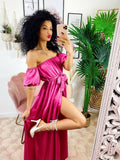Abito in raso lungo con scollo a barchetta fuxia