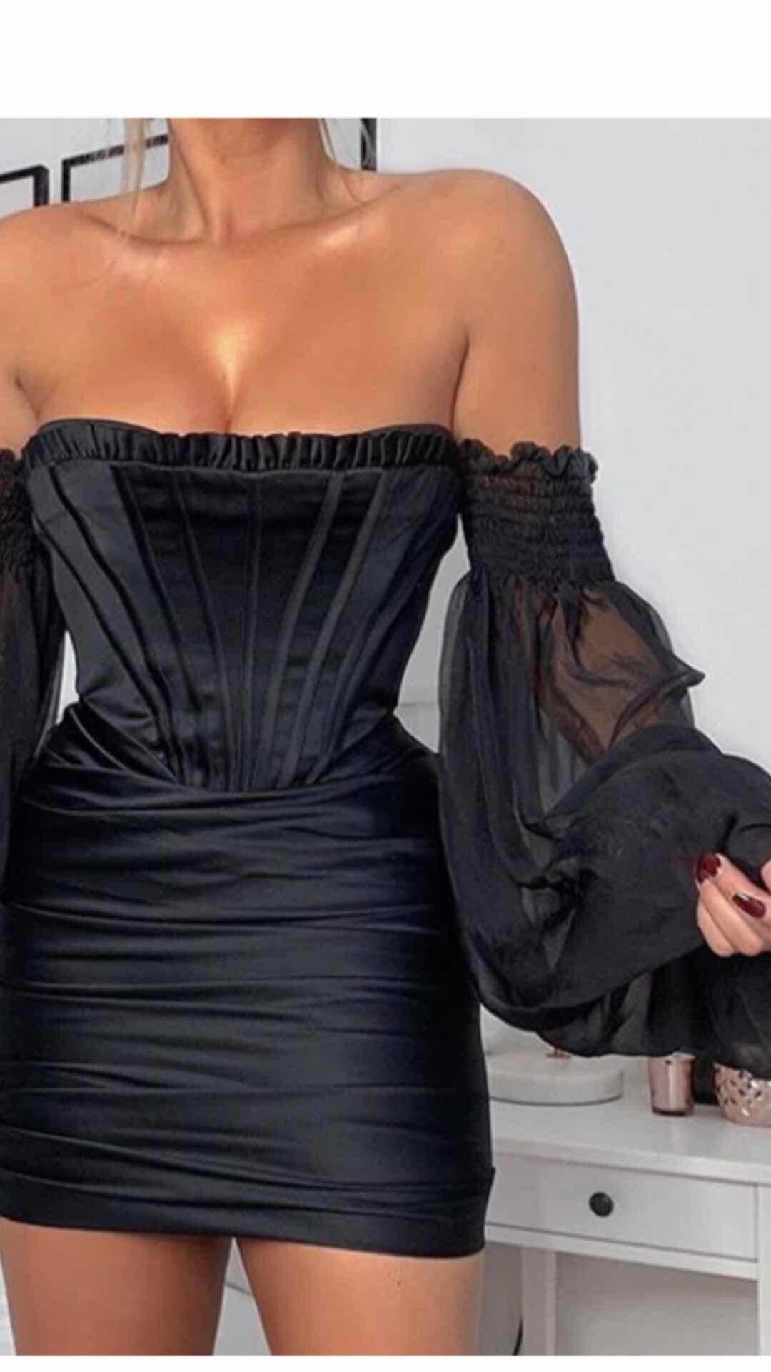 Tubino aderente nero manica velata