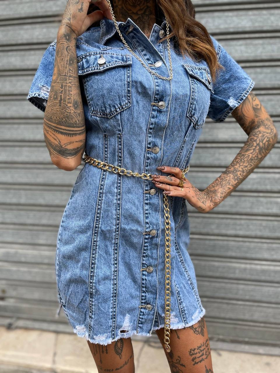 Abito in jeans con catena oro