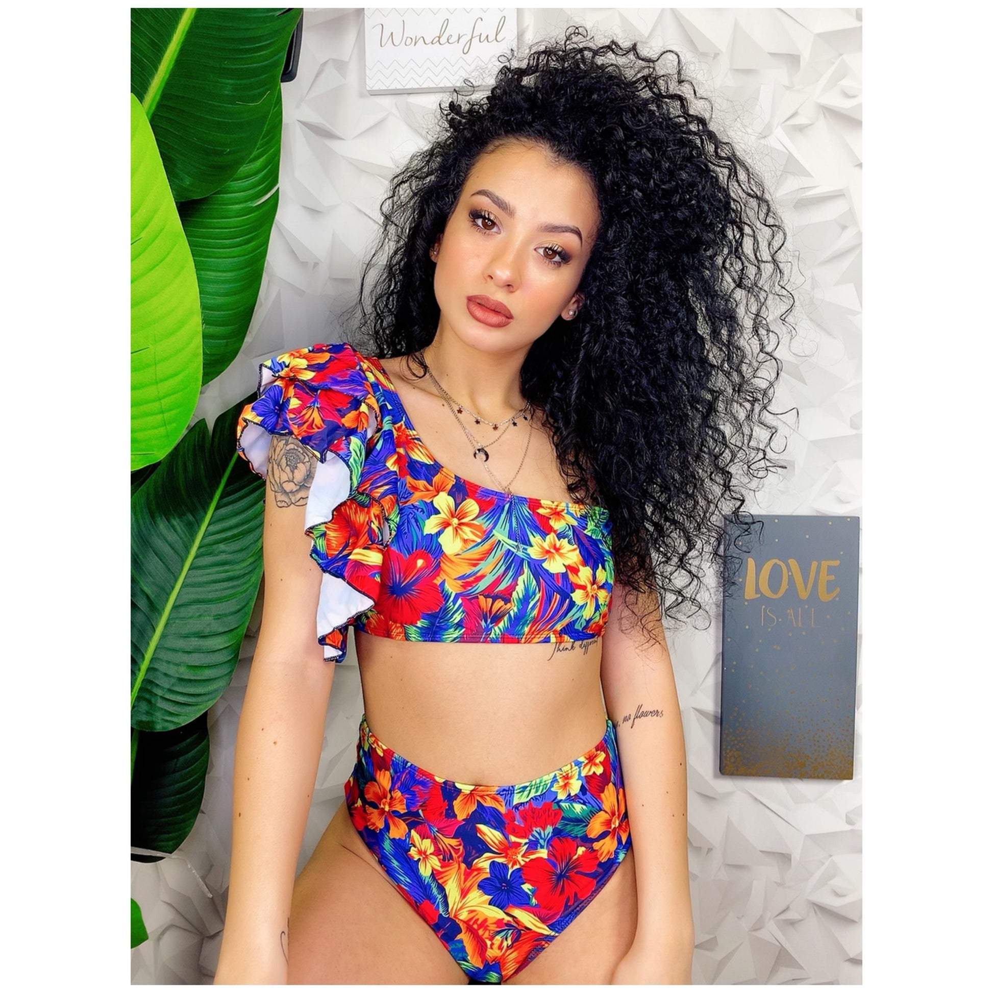 Bikini monospalla con rouge vita alta floreale
