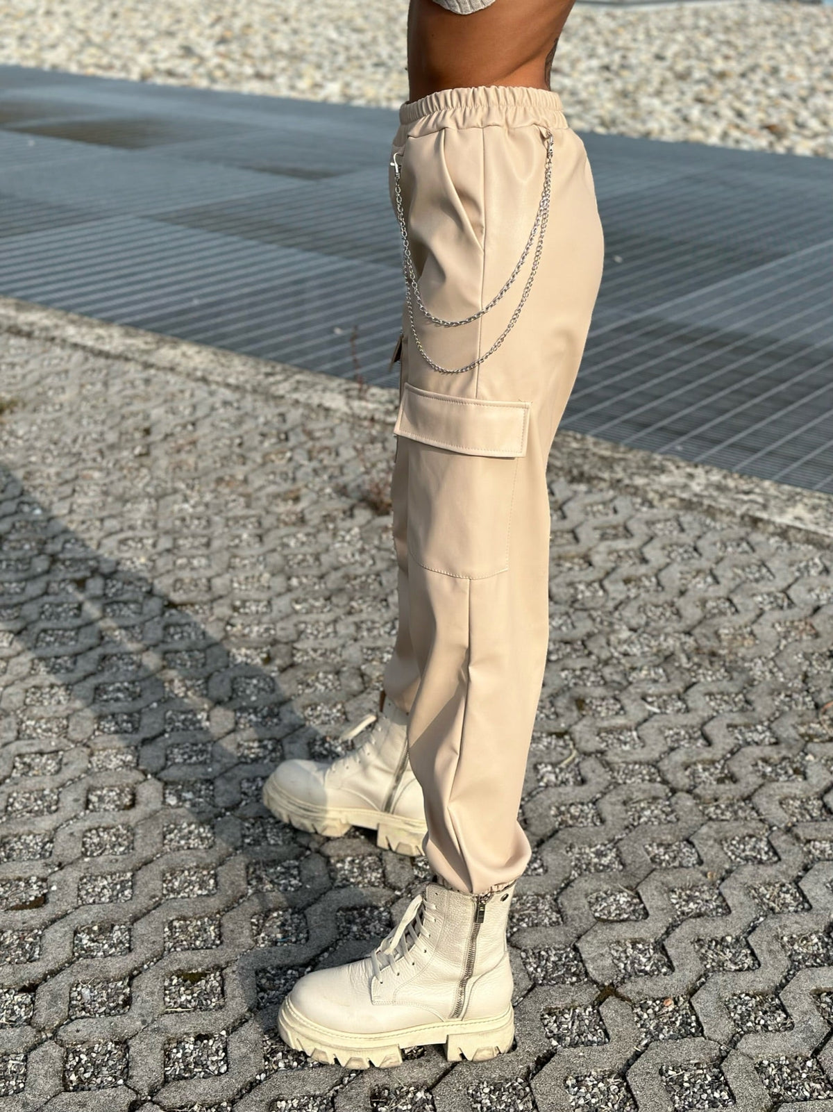 Pantalone in ecopelle con catenina beige