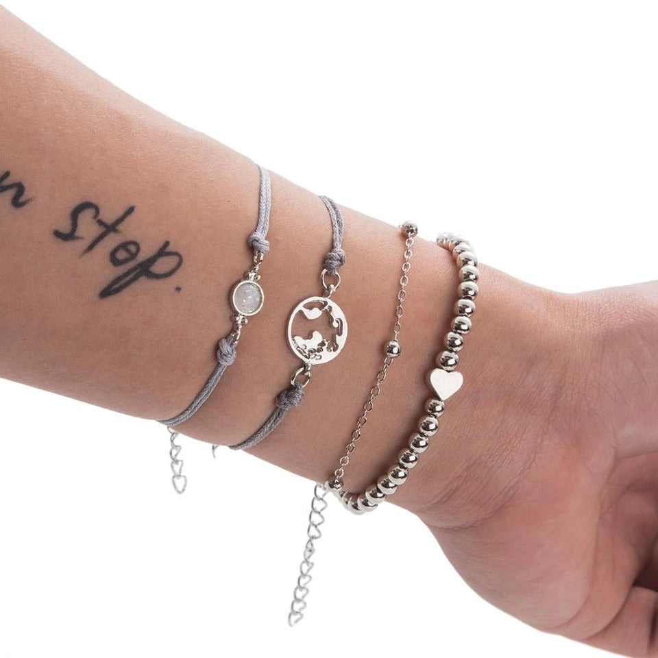 Bracciale con mondo e dettagli argento