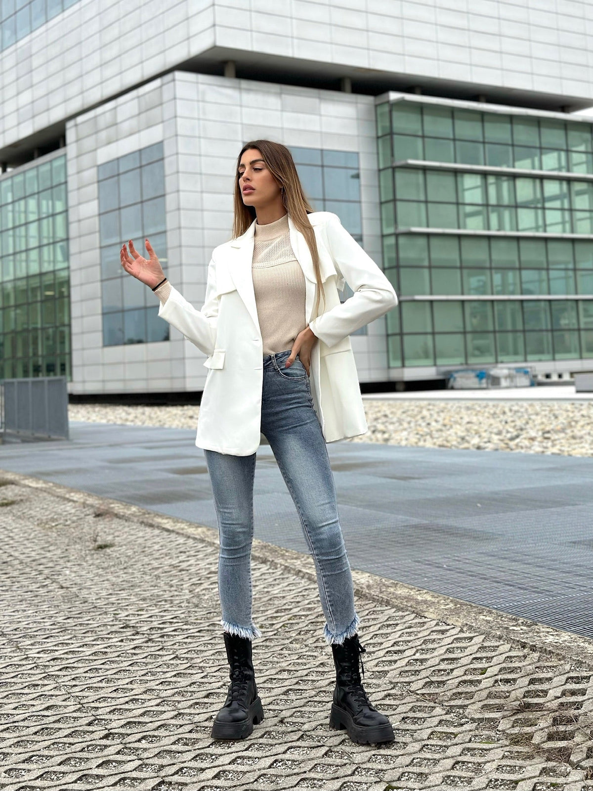 Jeans aderente sfrangiato sotto