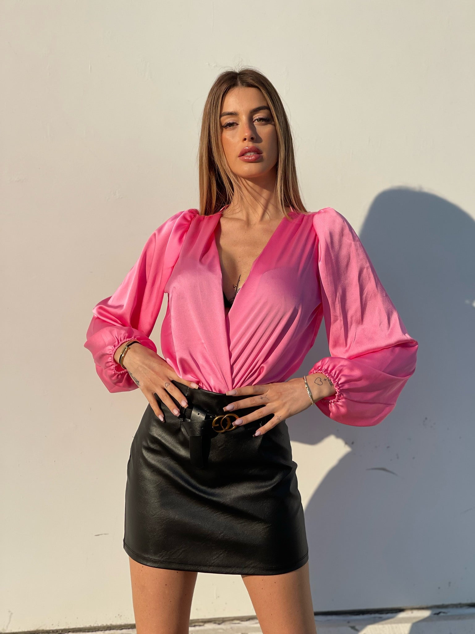 Body in raso scollo a V rosa barbie