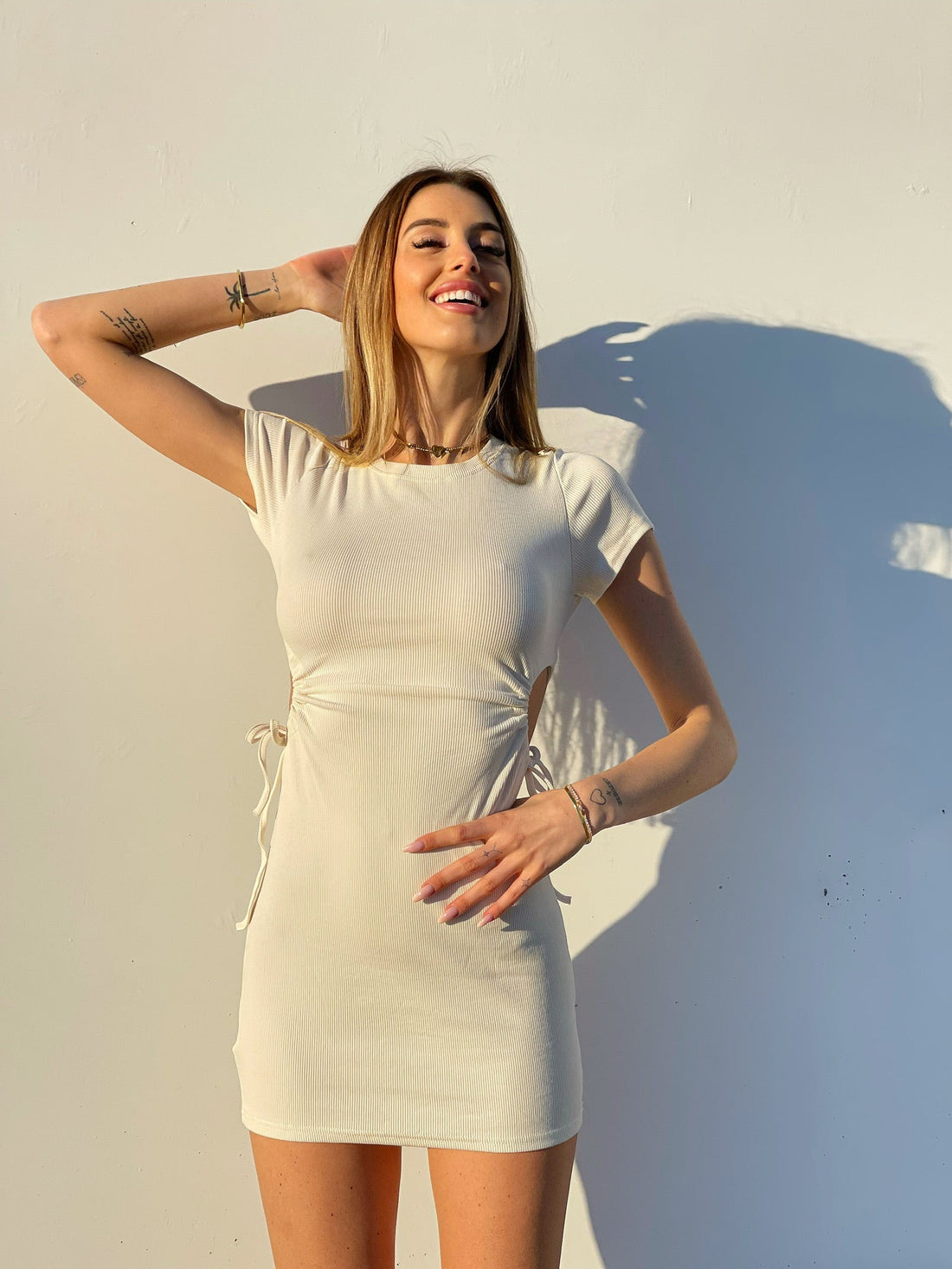 Abito a costine con oblò e bottoni oro beige