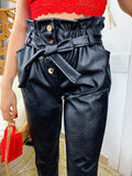 Pantalone in ecopelle con fiocco nero