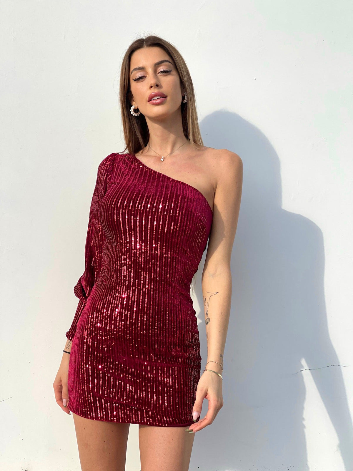 Abito con paillettes monospalla Bordeaux