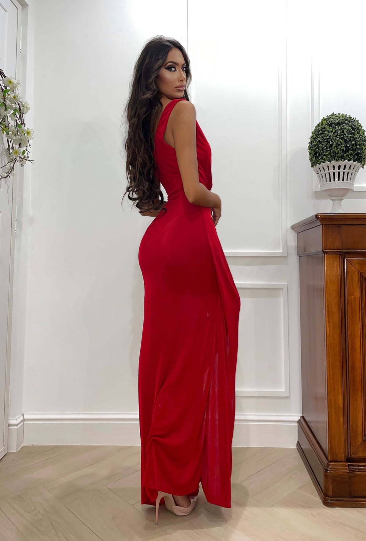 Abito aderente con scollo a V e spacco rosso