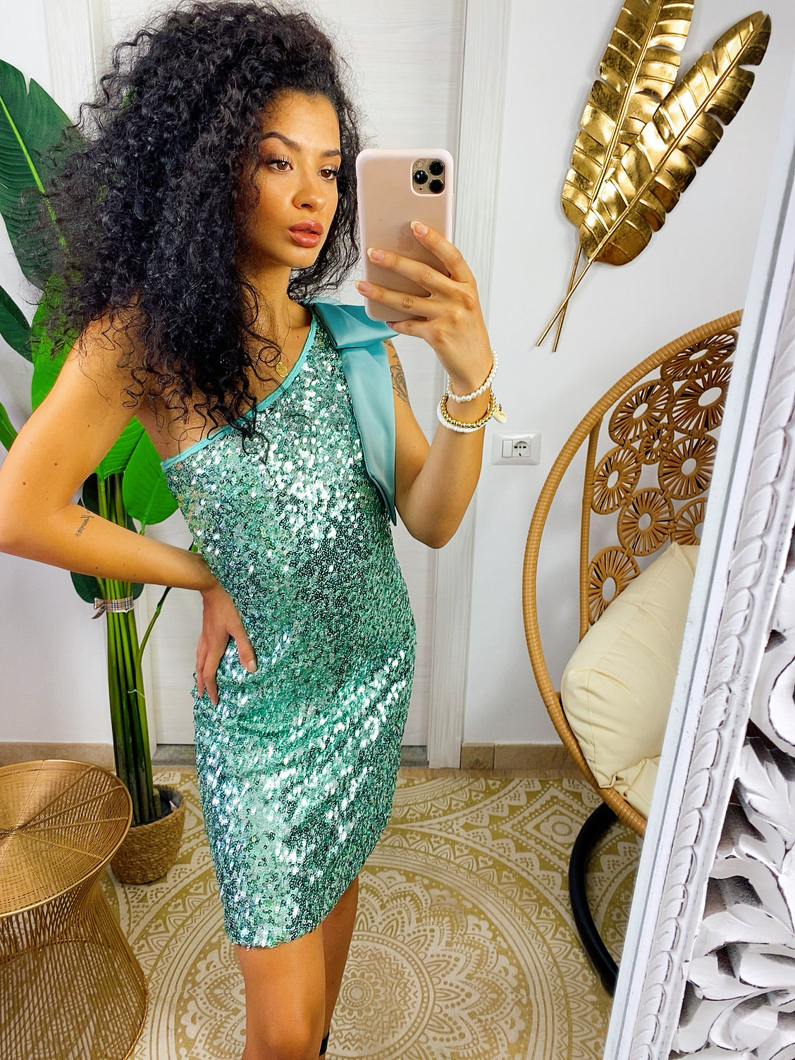 Abito con paillettes verde acqua monospalla con fiocco