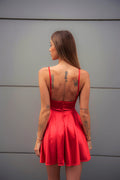 Abito in raso rosso corto