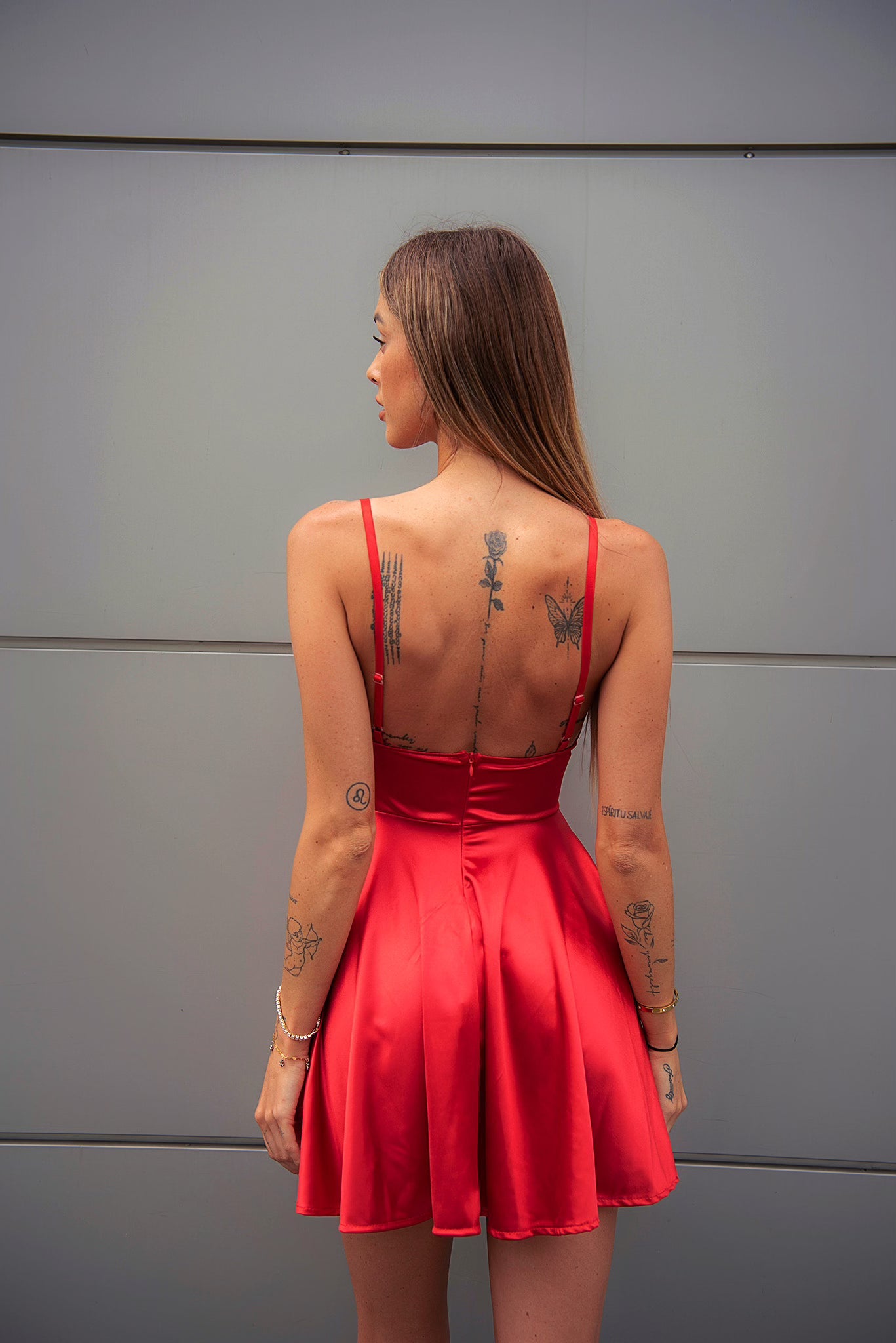 Abito in raso rosso corto