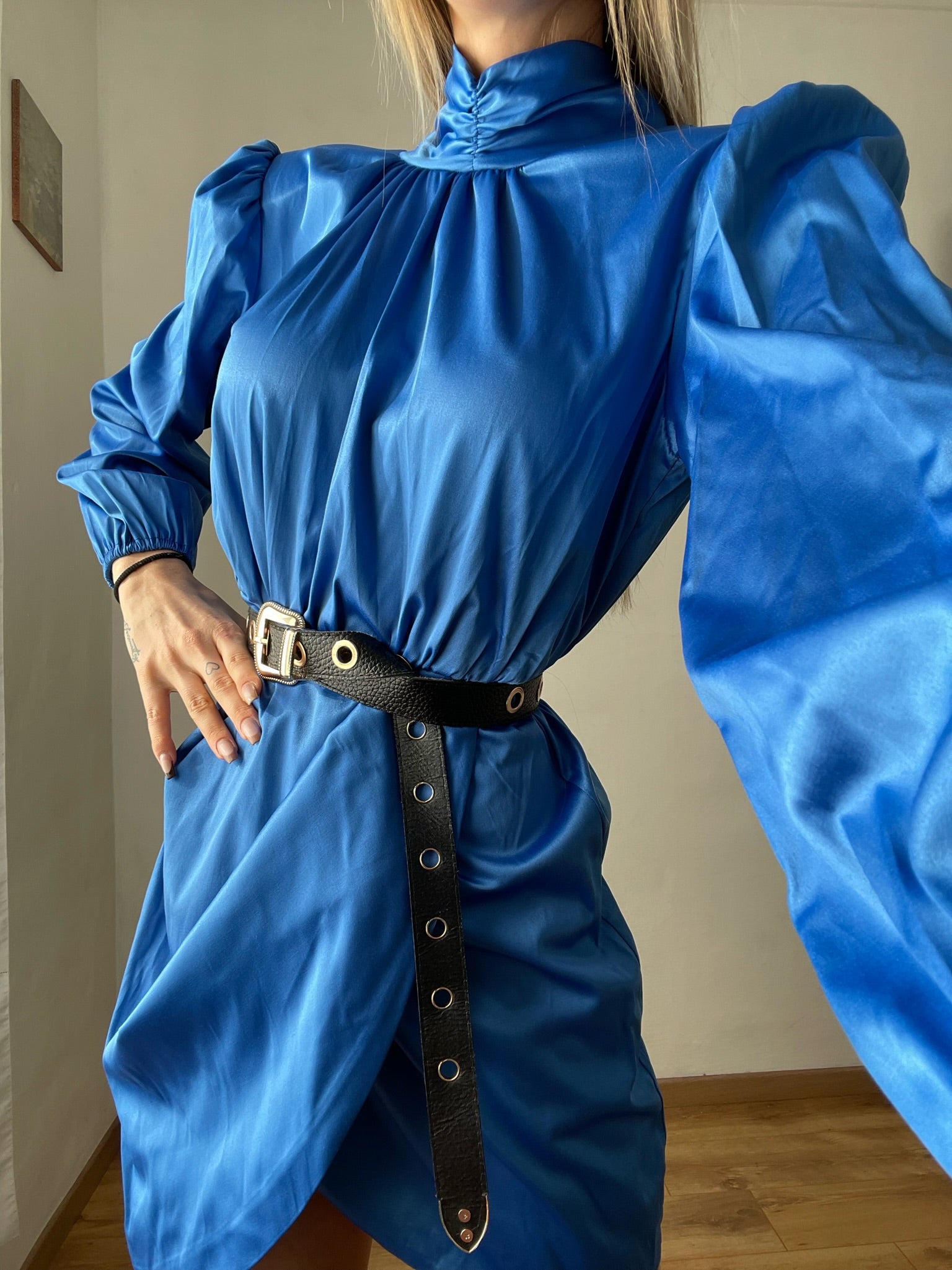 Abito in raso blu elettrico
