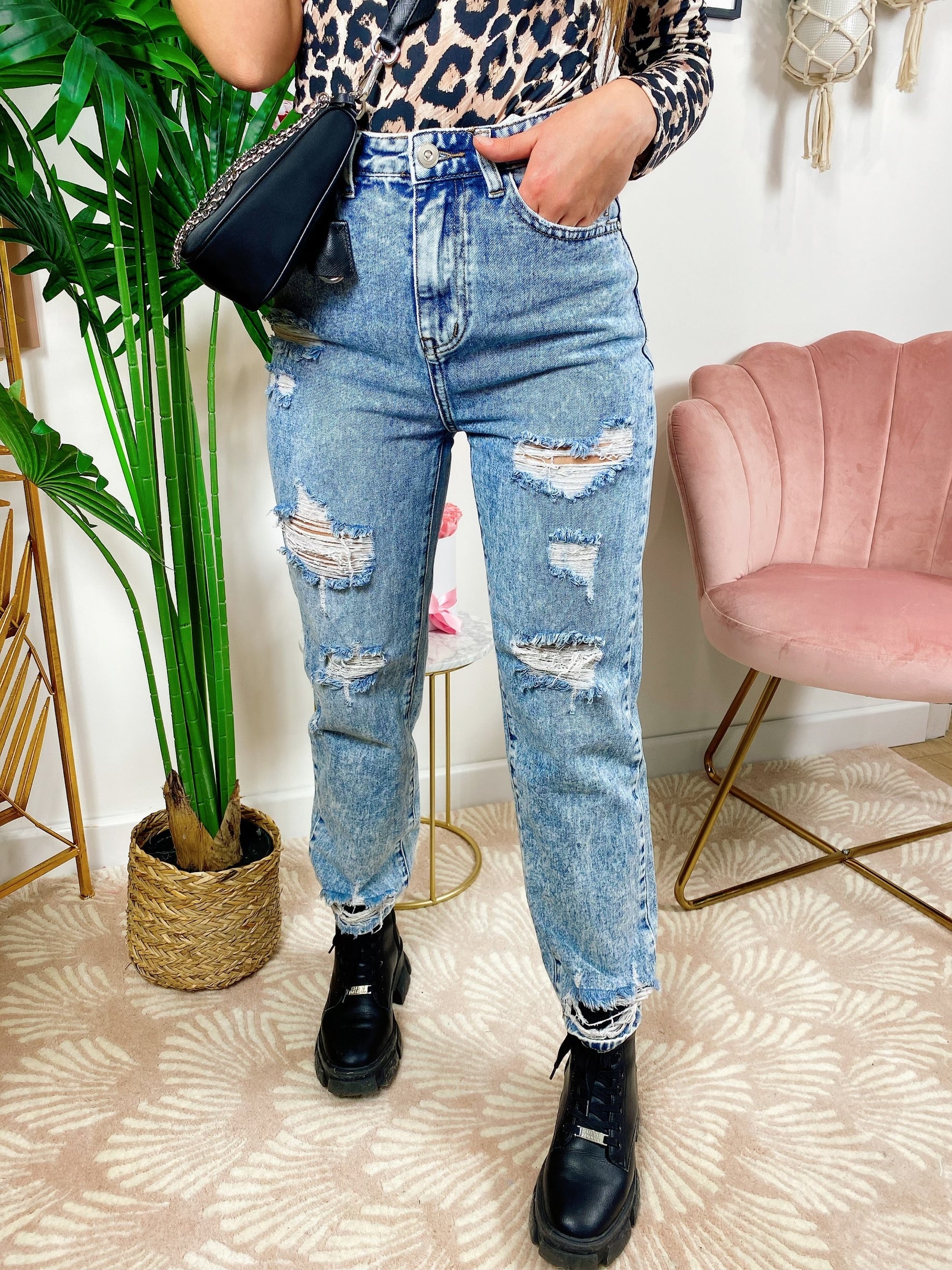 Jeans con strappi sfrangiato sotto