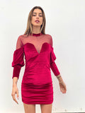 Abito in velluto rosso con maniche velate