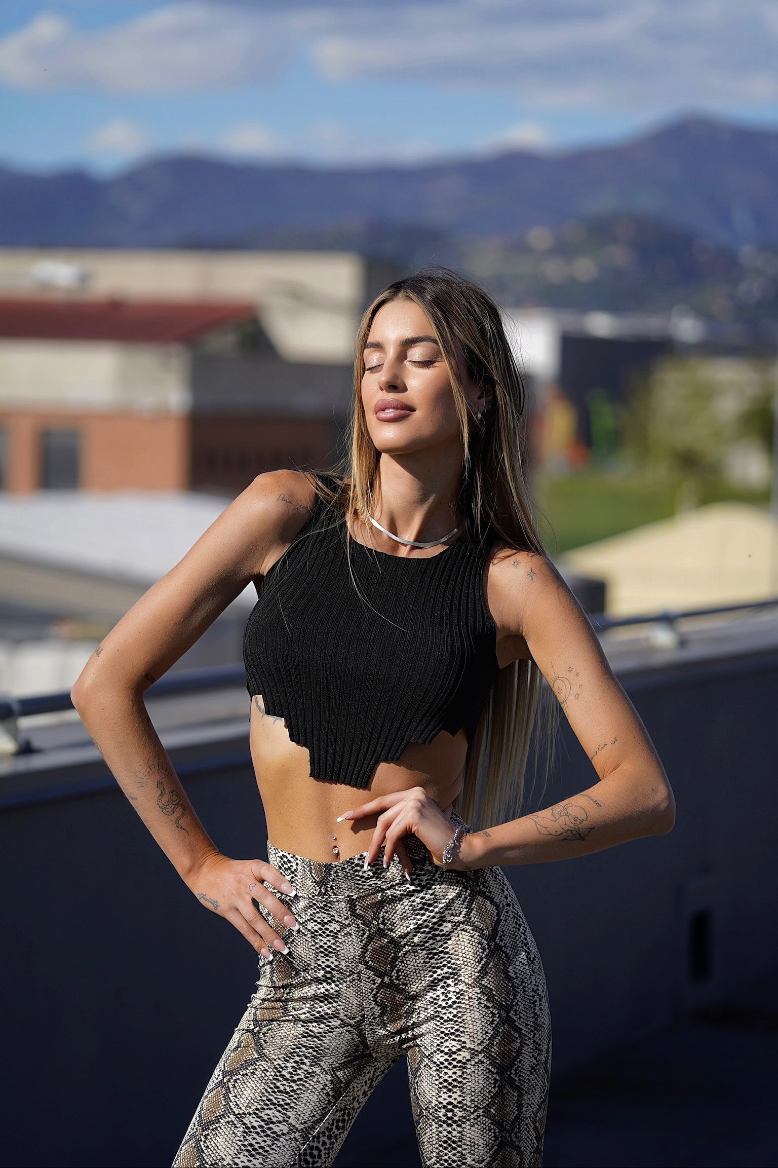 Top crop nero zigzag