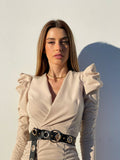 Abito beige con spalline e drappeggio