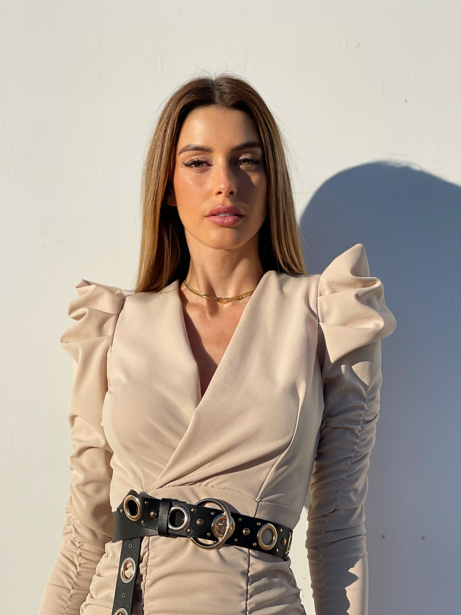 Abito beige con spalline e drappeggio