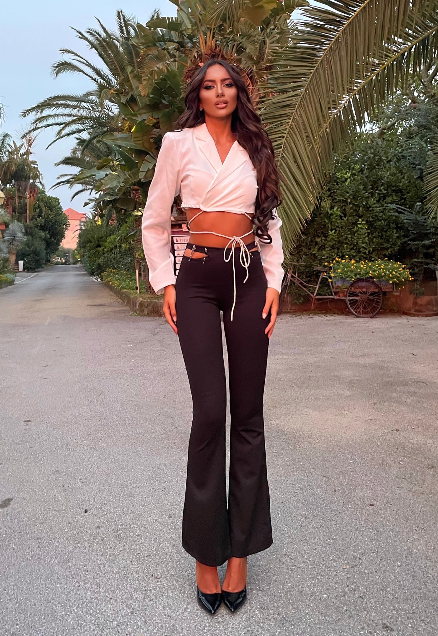 Pantalone a zampa con spille