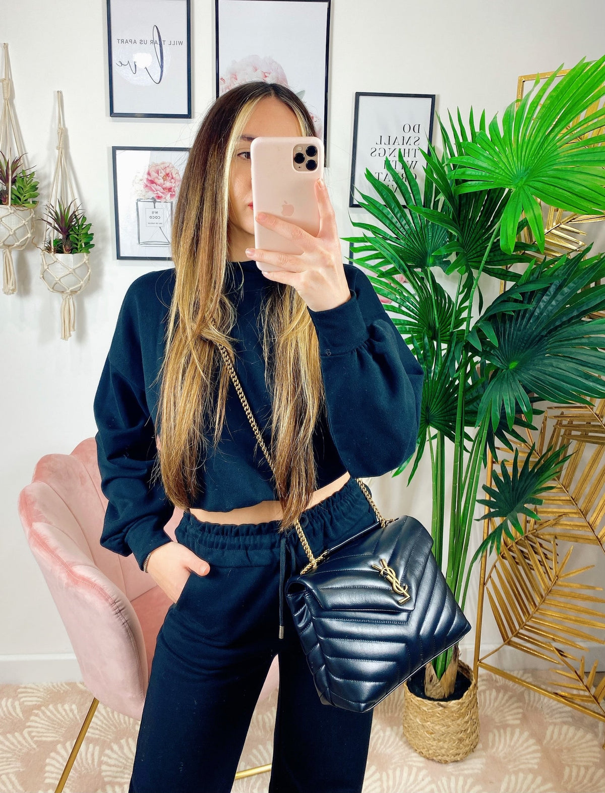 Jogger gamba larga e croptop nera