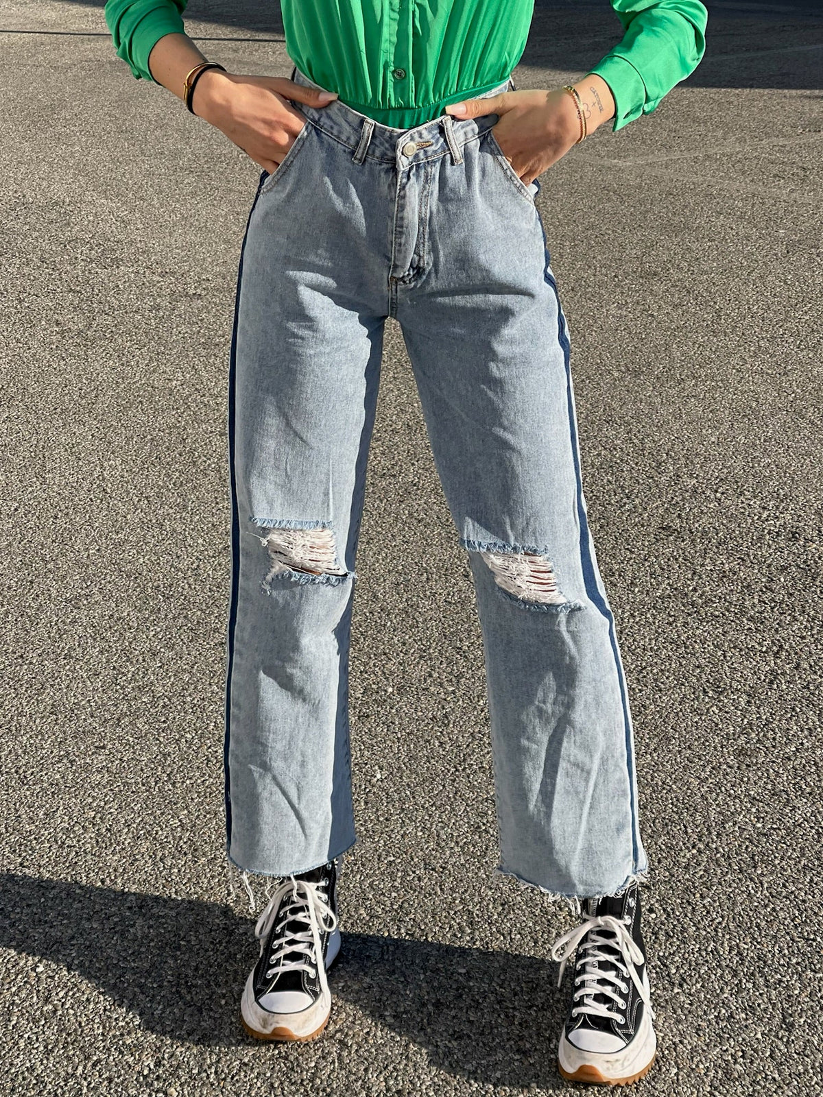 Jeans wide leg con strappi e dettaglio