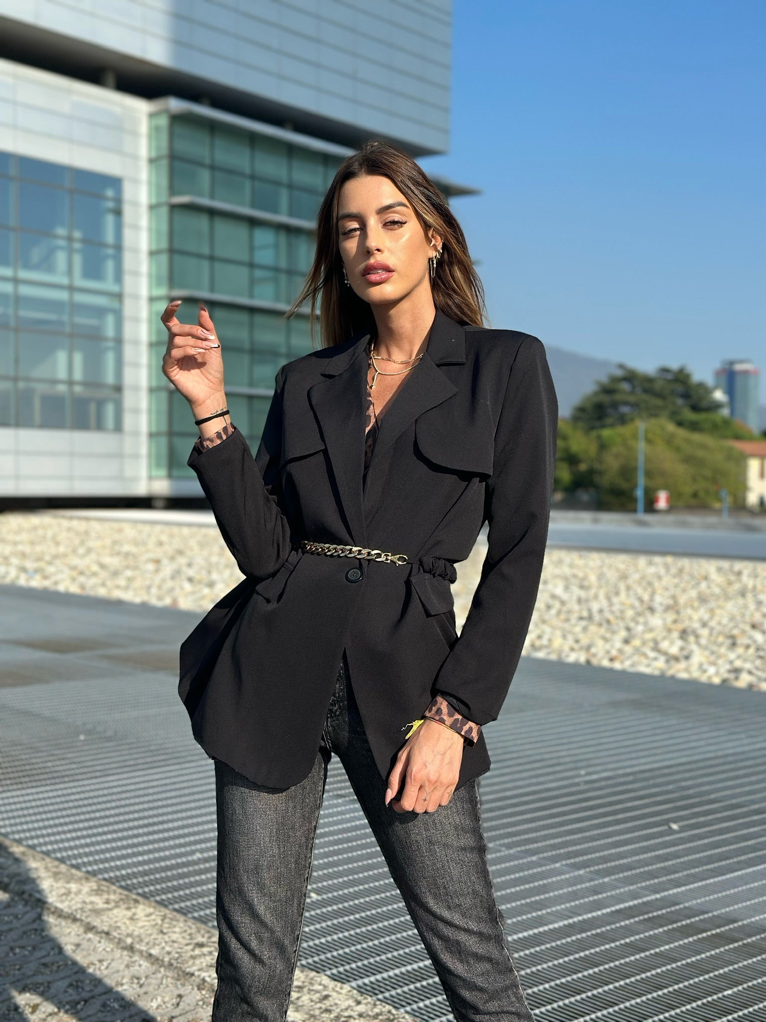 Blazer over nero con cintura