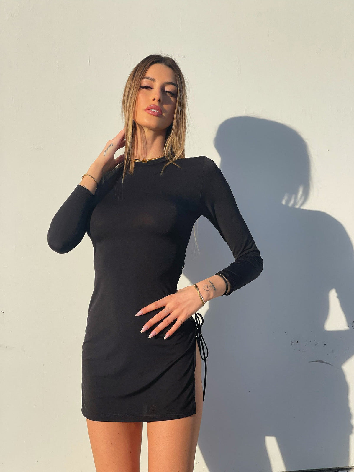 Abito nero con stringhe