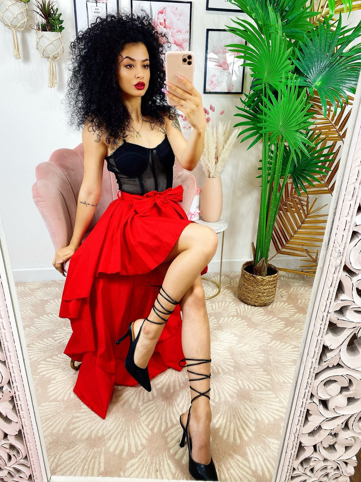 Gonna asimmetrica rossa con fiocco