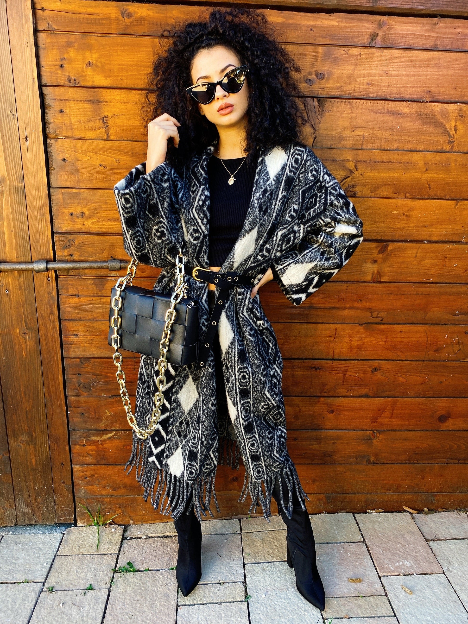 Cardigan lungo bianco e nero con frange e cinta