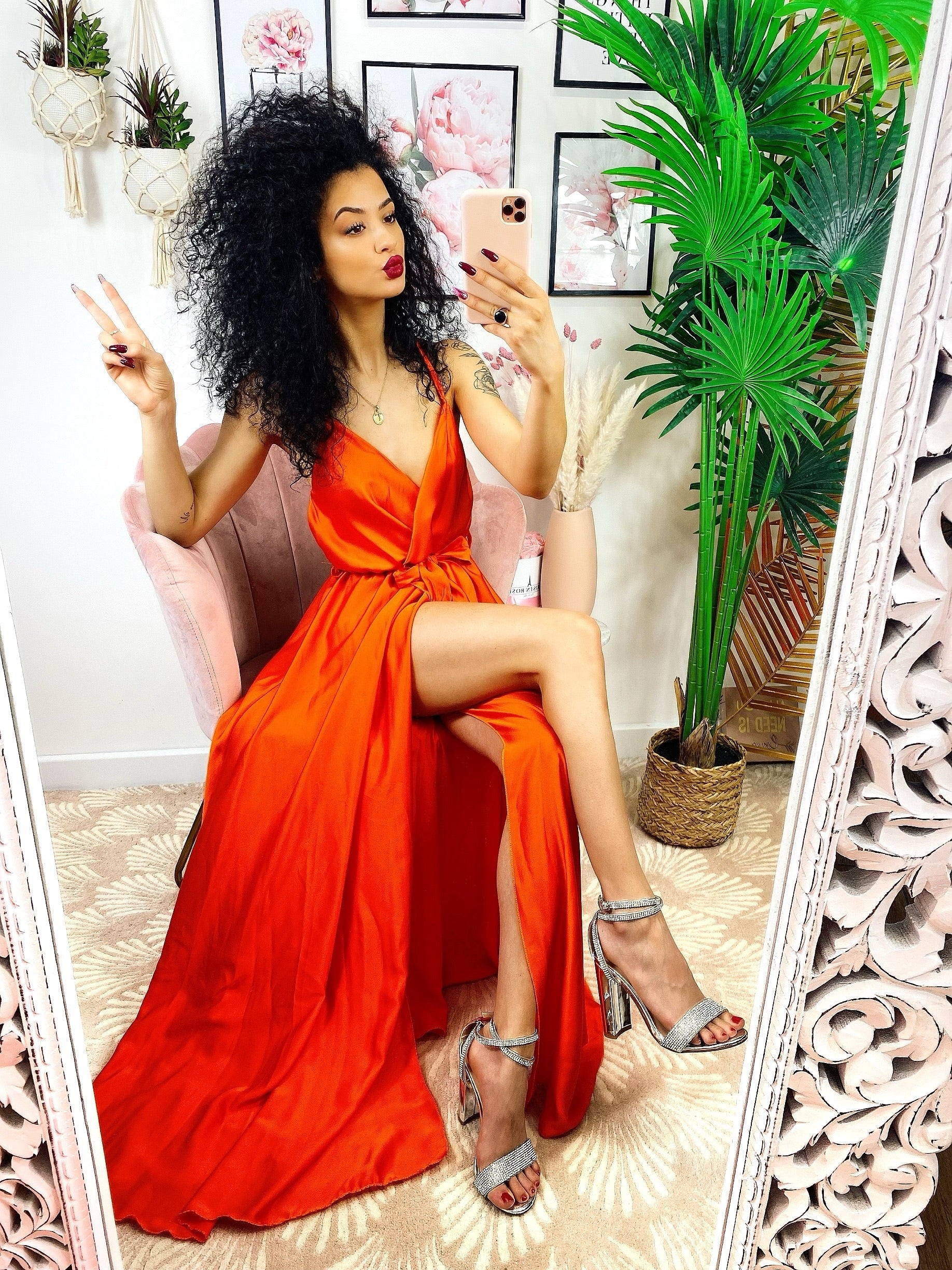 Abito in raso con maxi spacco arancio