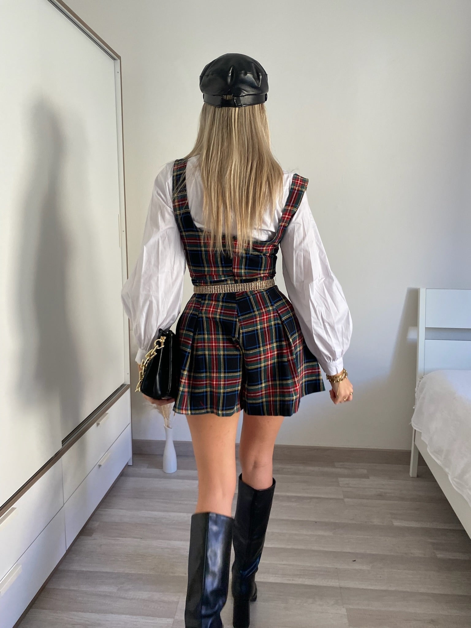 Salopette scozzese con camicia blu