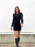 Abito nero con maniche in pizzo