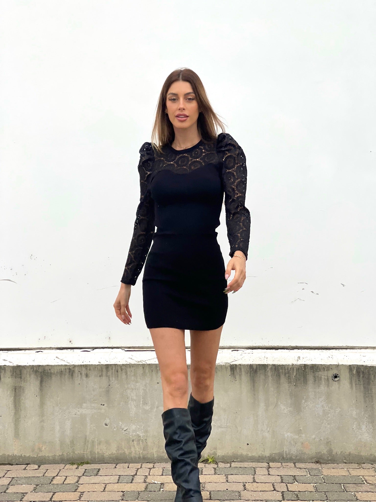 Abito nero con maniche in pizzo