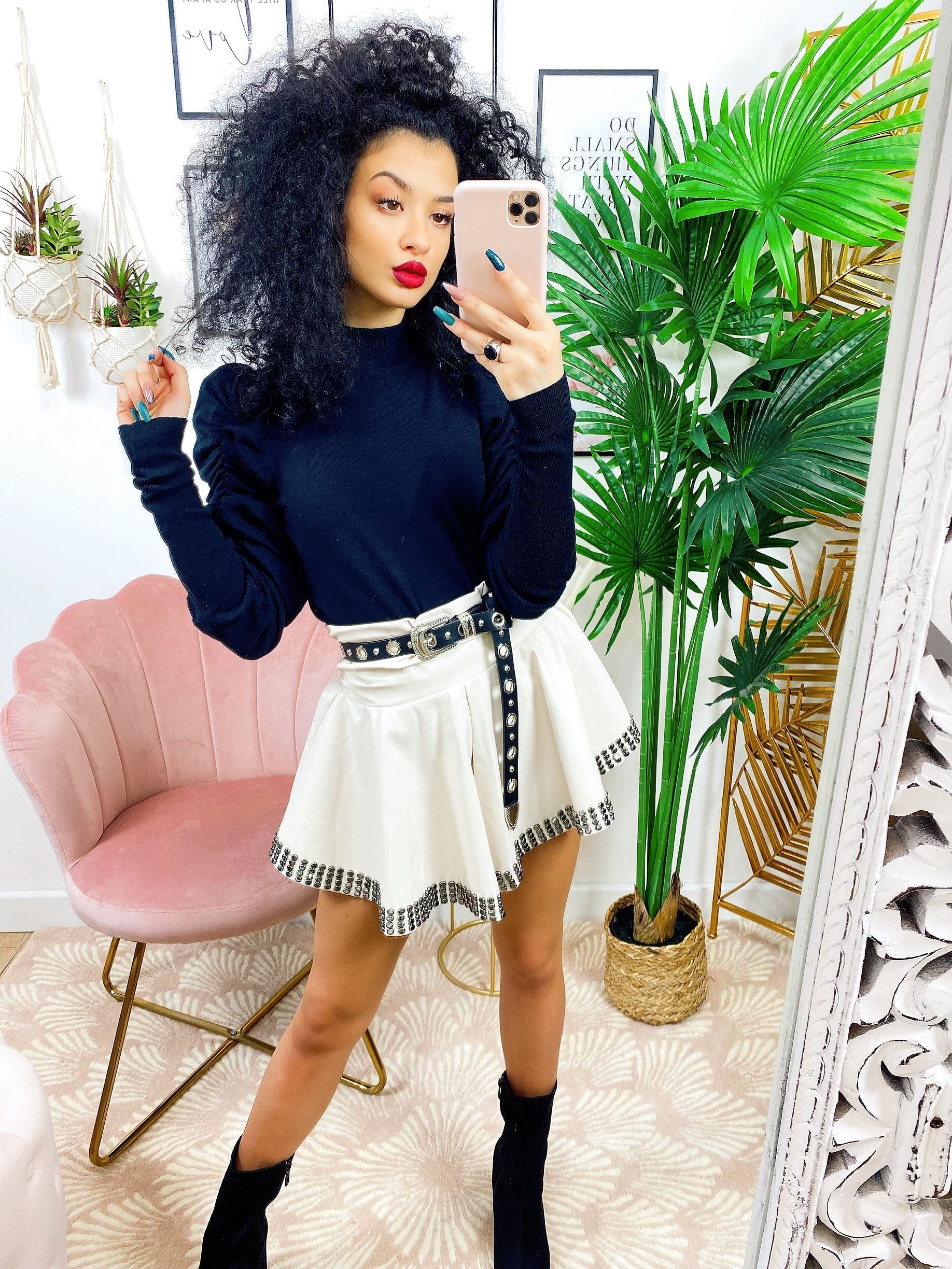 Short in ecopelle bianco con borchie