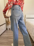 Jeans con strappi e cintura con catene