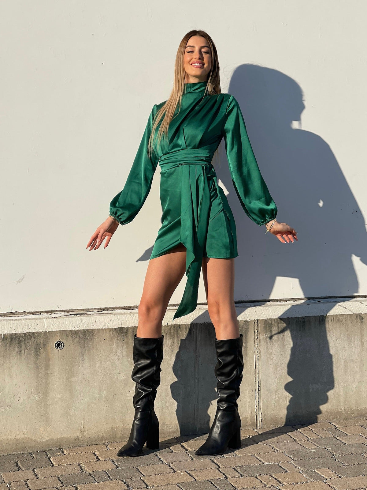 Abito in raso con fusciacca verde smeraldo