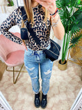 Jeans con strappi sfrangiato sotto