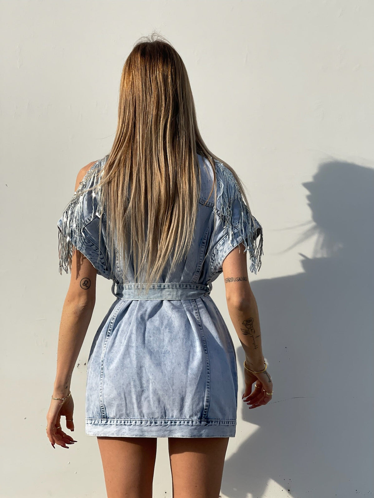Abito in jeans con frange in paillettes