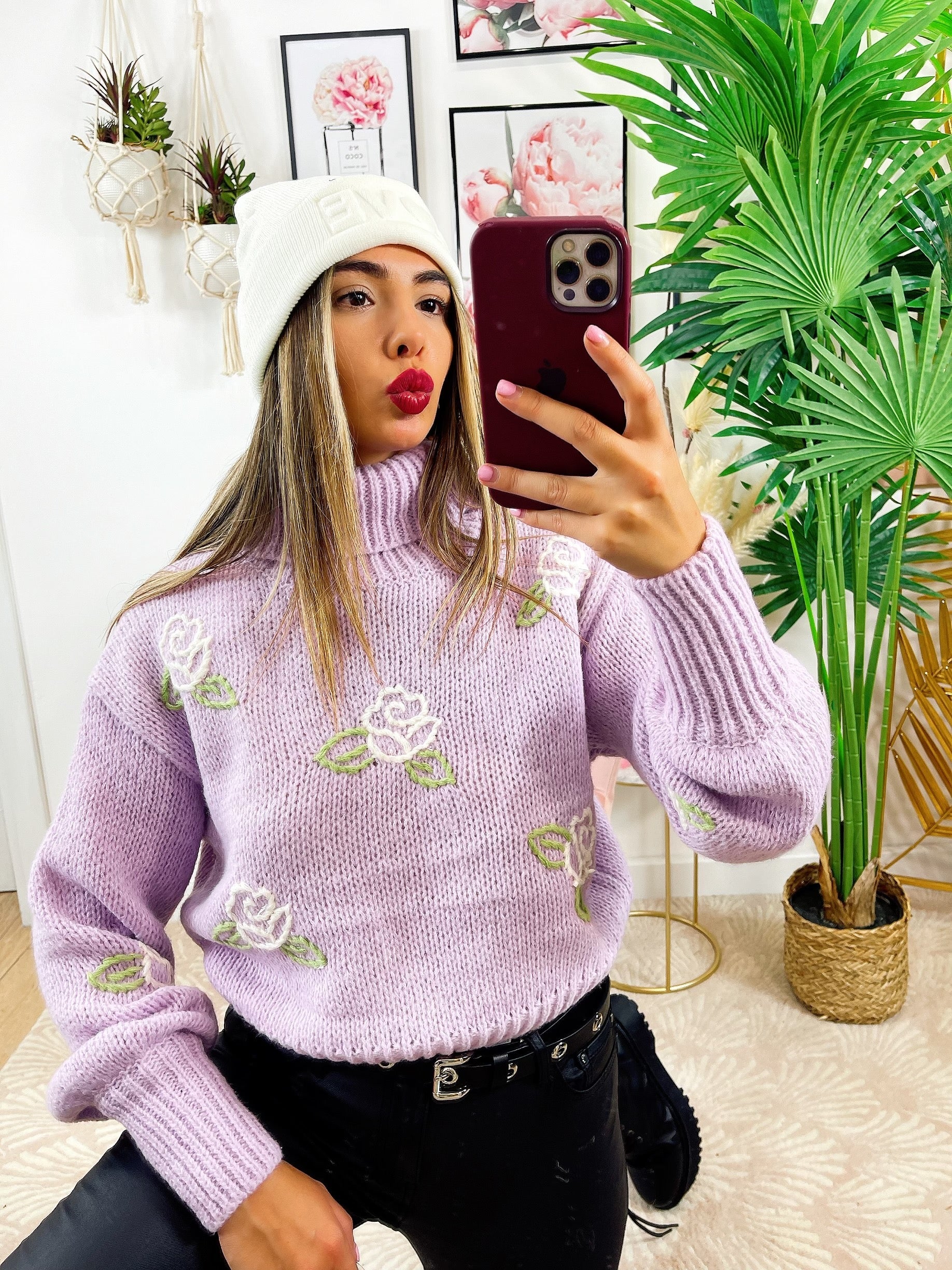 Maglione collo alto con rose lilla