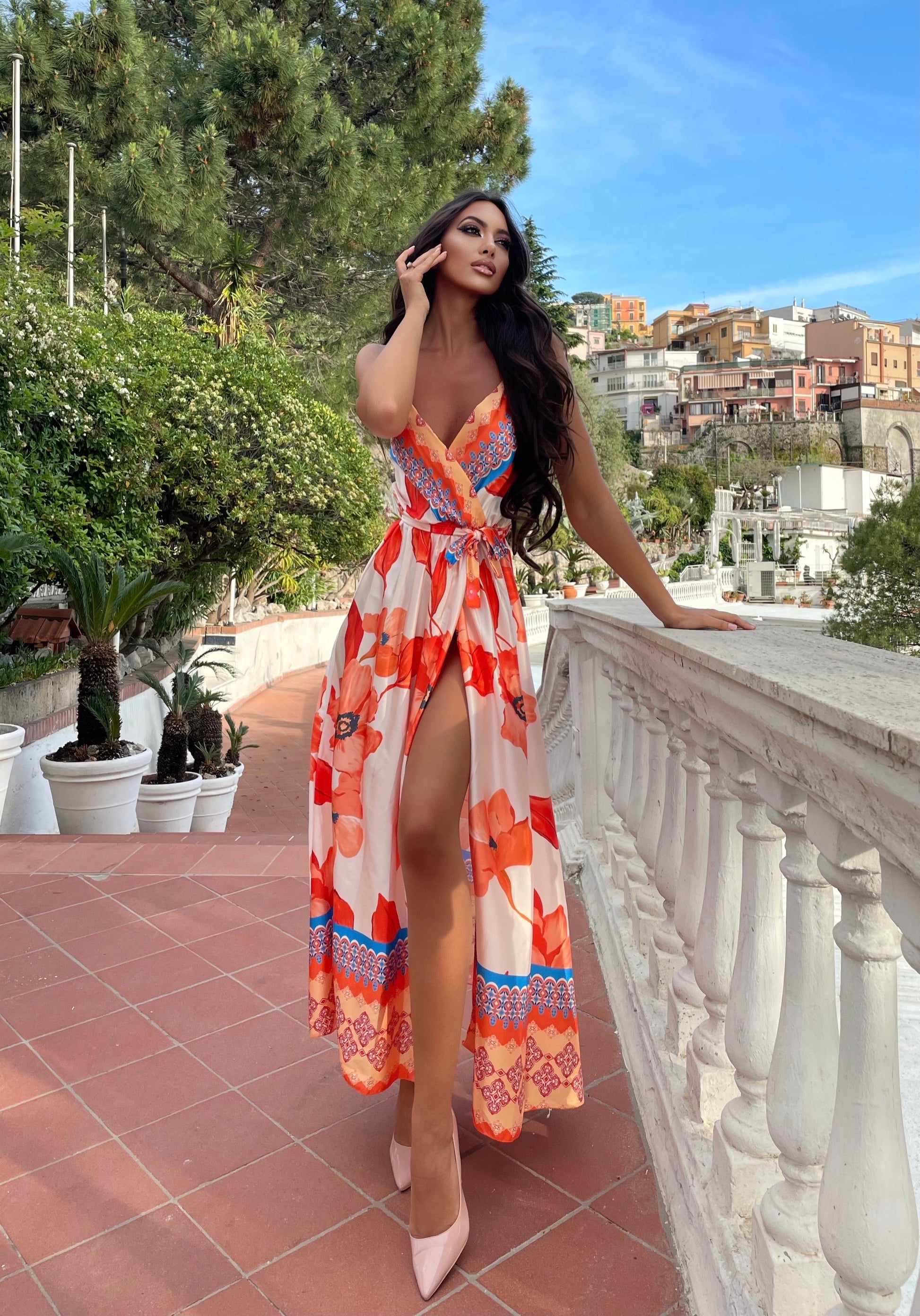 Abito in raso con maxi spacco fiori pesca