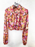 Top crop con rose rosa