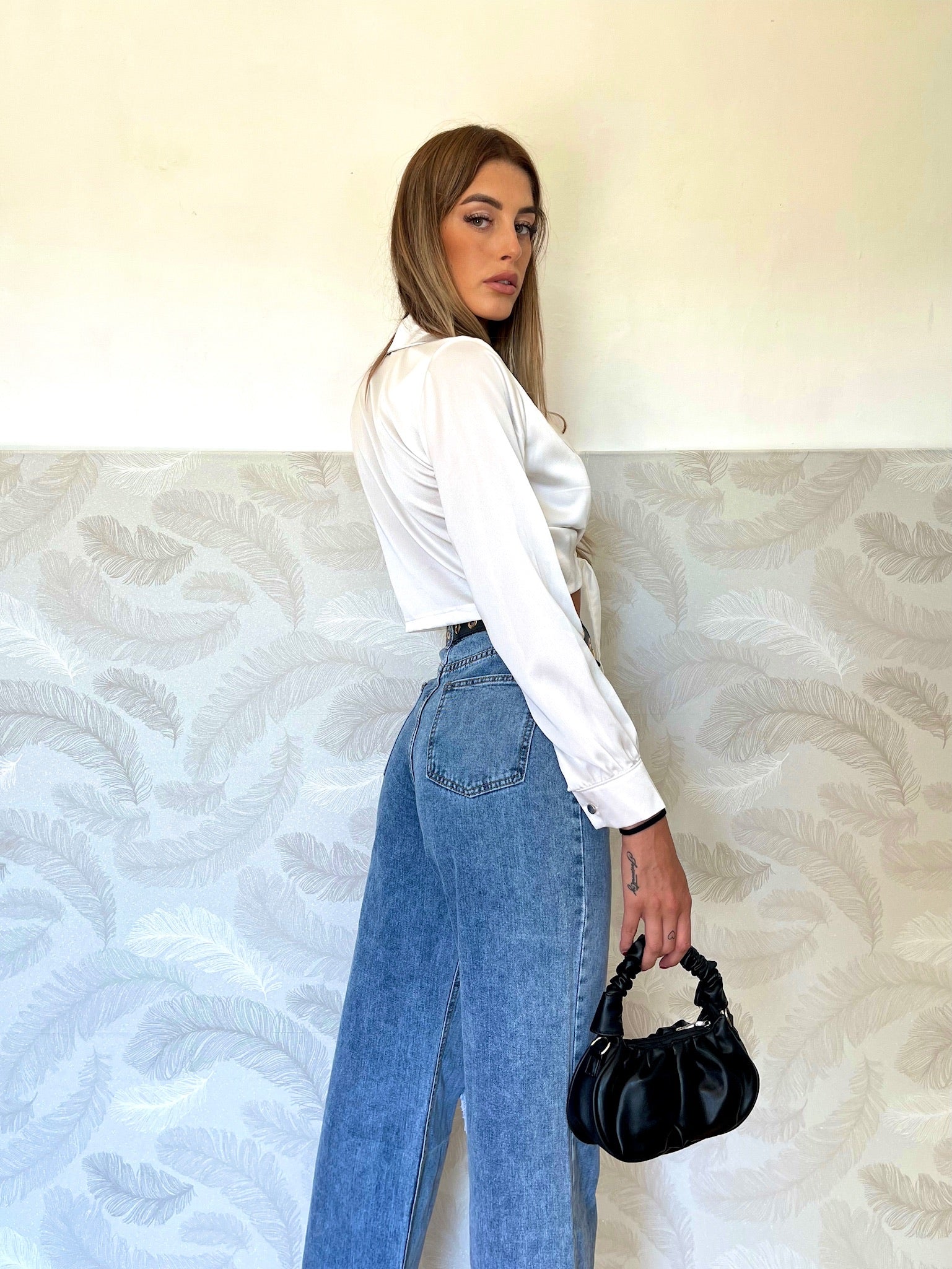 Top in raso bianco con fiocco