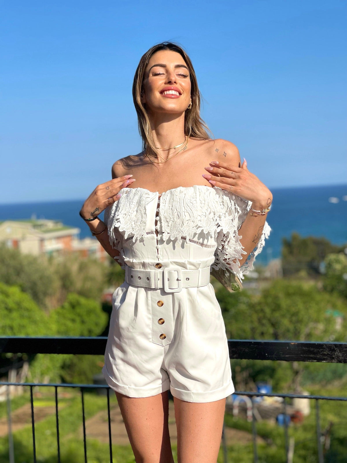 Tutina bianca scollo a barchetta e pizzo