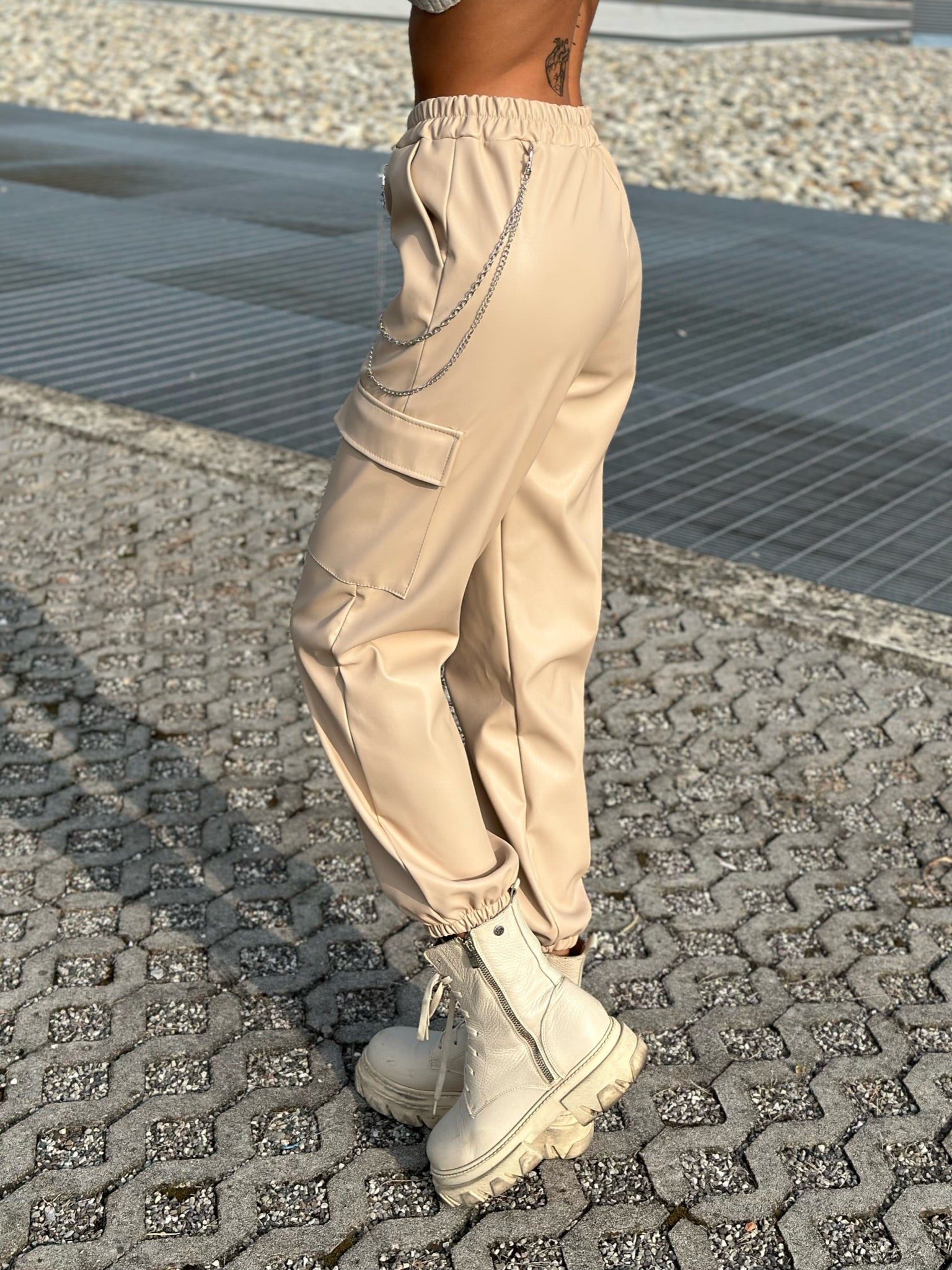 Pantalone in ecopelle con catenina beige