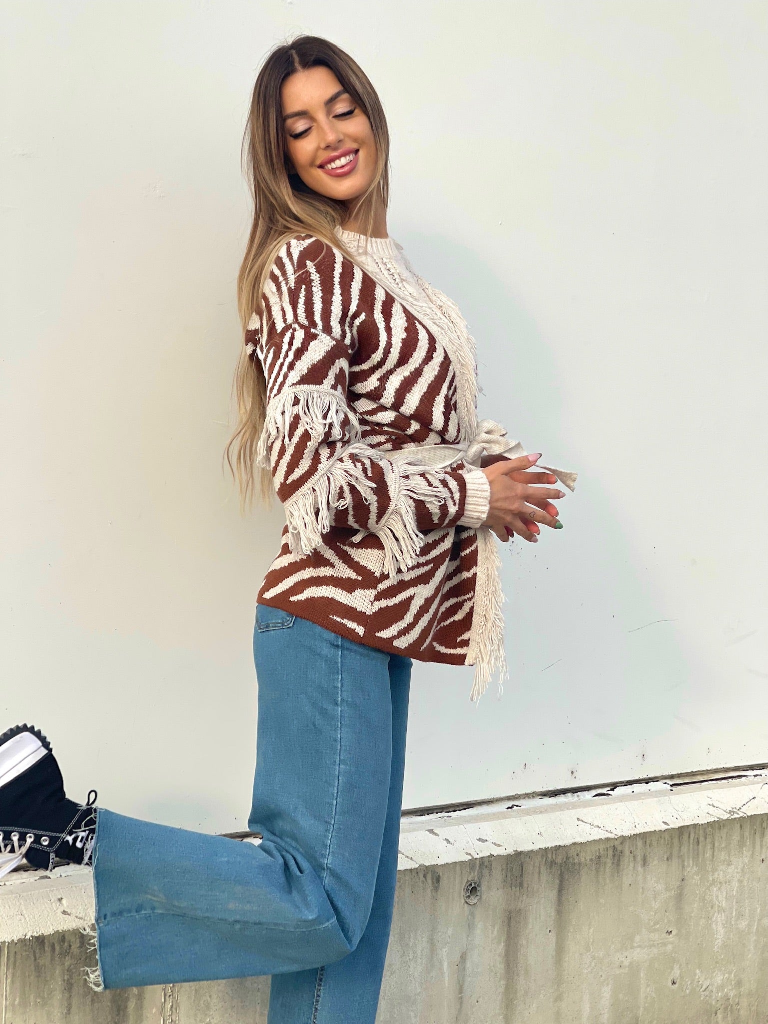 Cardigan zebrato beige con frange e cinta