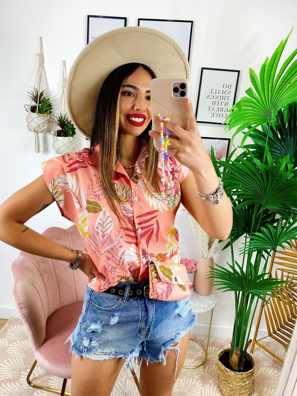Camicia smanicata floreale con borsetta base Rosa