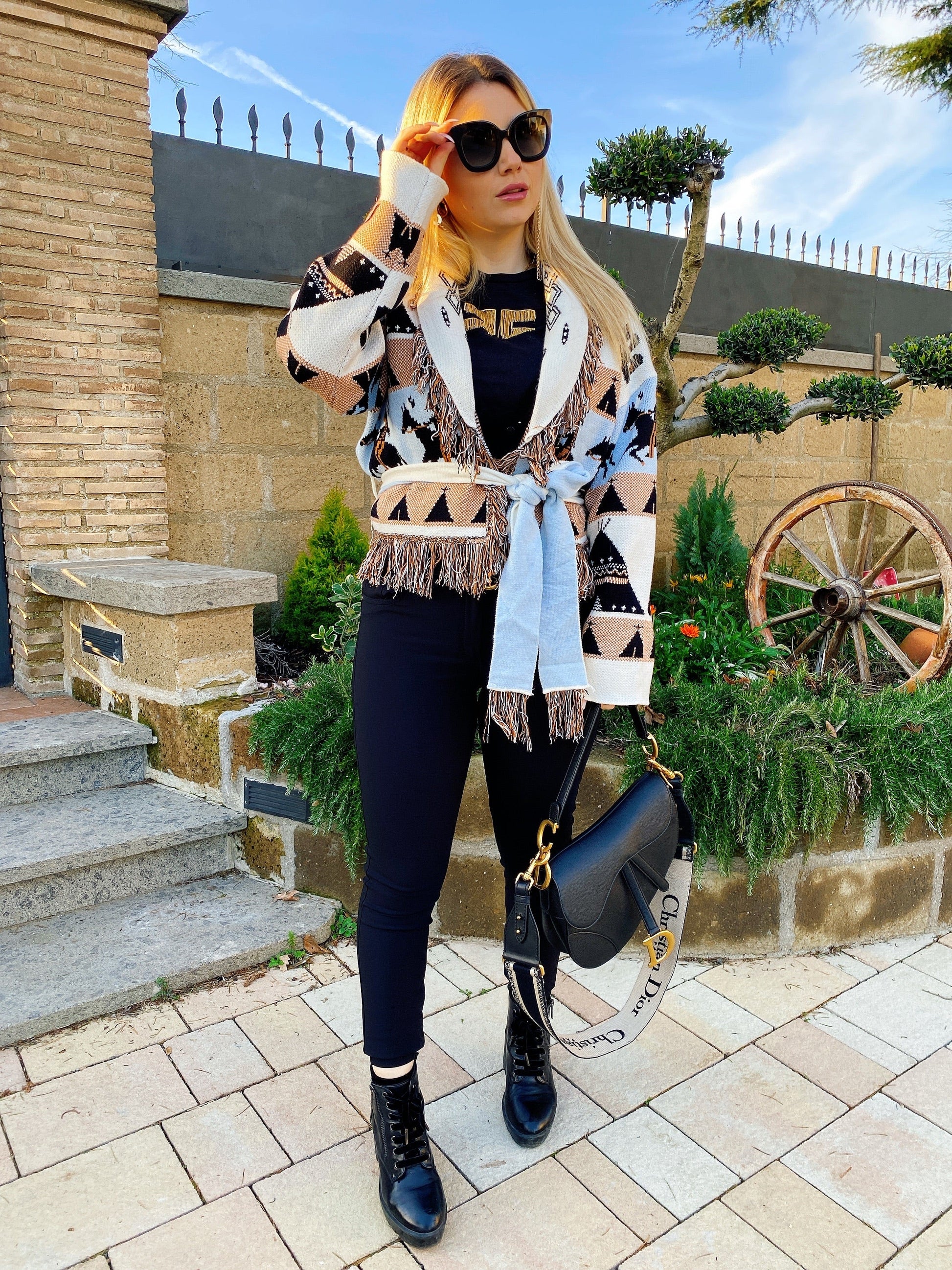 Cardigan corto frange e cinta con cavallo celeste