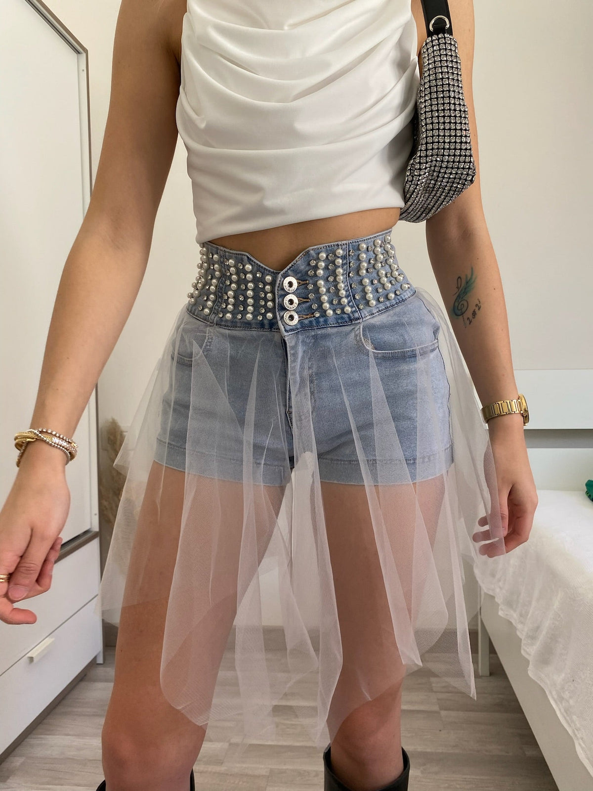 Short in jeans con perle e tulle